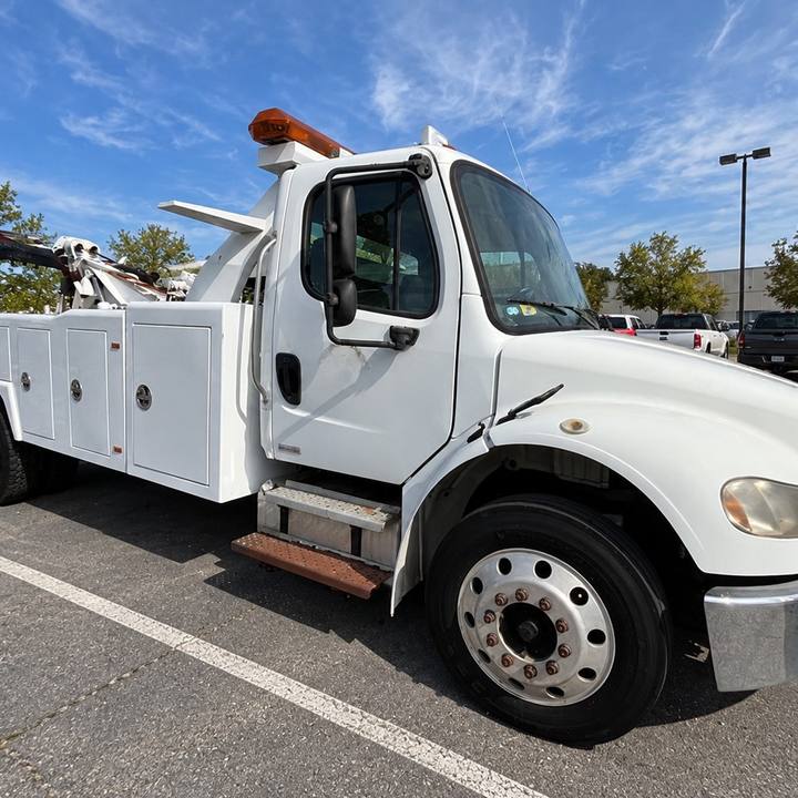 FREIGHTLINER M2